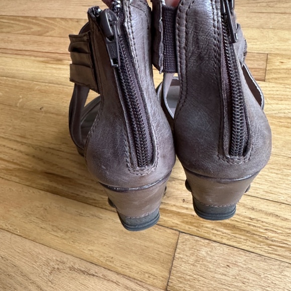 Bussola Taupe Brown Leather Strappy Wedge Heel Sandal - Picture 4 of 6